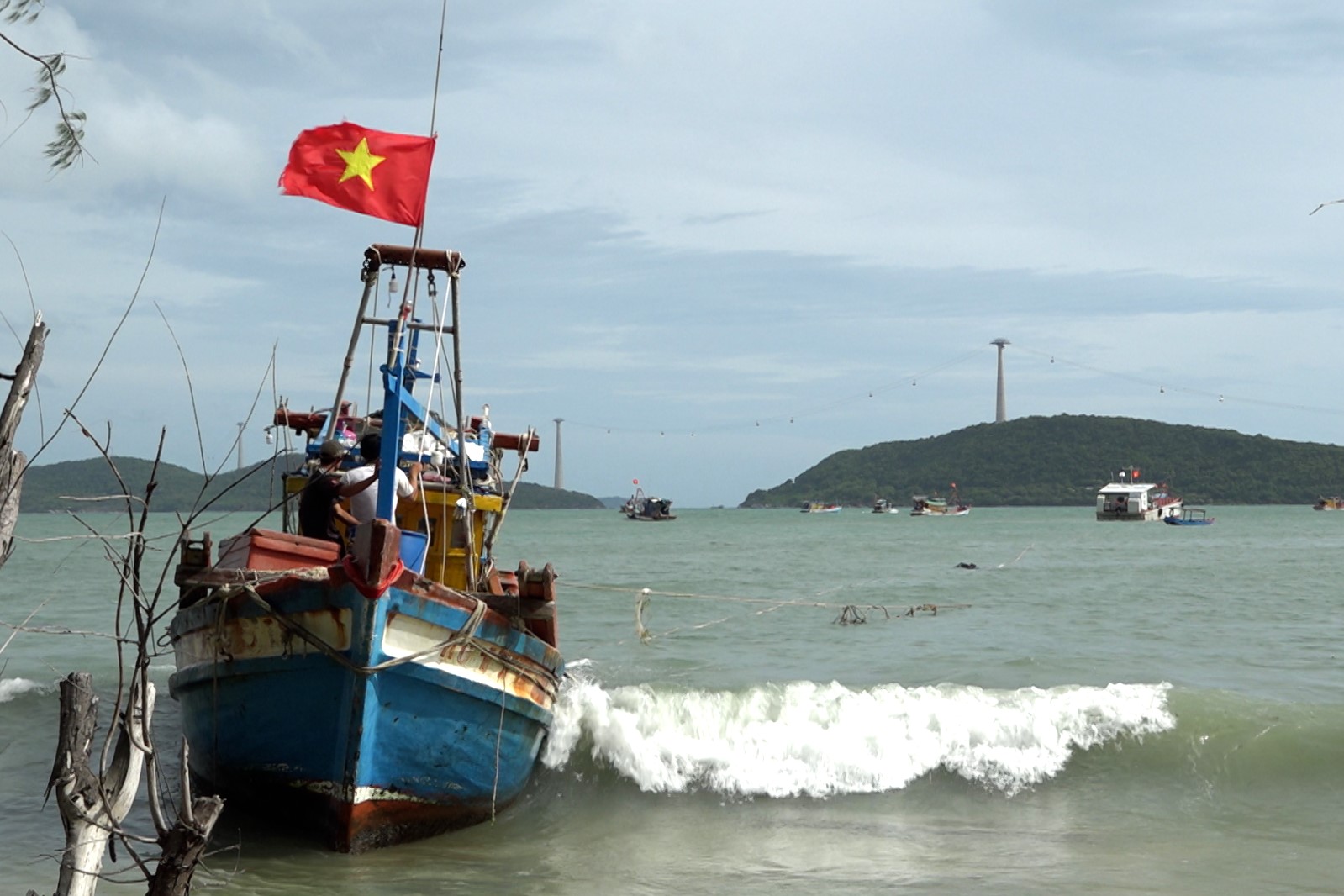 Bộ Tư lệnh Vùng 5 Hải quân kịp thời cứu kéo tàu cá ngư dân gặp nạn